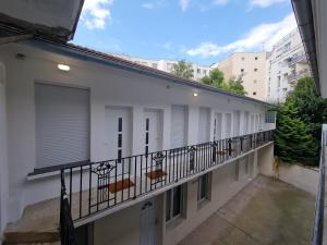 een balkon van een gebouw met stoelen erop bij 2G- Studio tout équipé avec cuisine proche Paris in Issy-les-Moulineaux