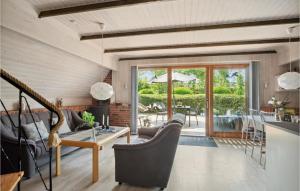 Et opholdsområde på Amazing Home In Samsø With Kitchen