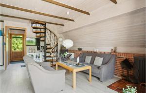 Et opholdsområde på Amazing Home In Samsø With Kitchen