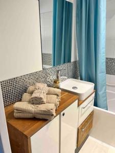 a bathroom with a sink and a mirror at Charmant studio pour 3 personnes in Vallauris
