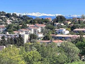 a city with houses and mountains in the background at Charmant studio pour 3 personnes in Vallauris