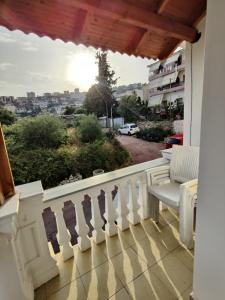 uma varanda com um corrimão branco e vista para a cidade em Solei Apartments em Saranda
