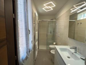 a bathroom with a sink and a shower and a toilet at ELDA HOUSE VENICE in Venice +24 photos