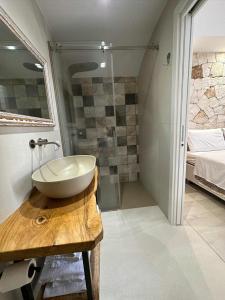 bagno con lavandino e doccia in vetro di Villa Luis a Fasano