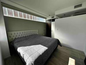 1 dormitorio con 1 cama en una habitación con ventana en Center Suites Apartamento super fantastico POR MES!! en La Plata
