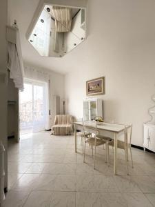 a dining room with a table and chairs in a room at Tra Cielo e Mare in Follonica