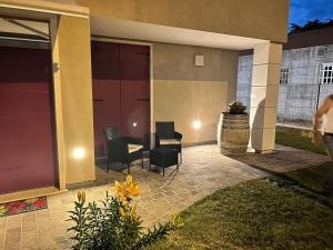 een patio van een huis met stoelen en een tafel bij Casa di Marco in Pescantina