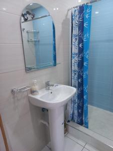 Rawan Appart في طنجة: حمام مع حوض ومرآة ودش