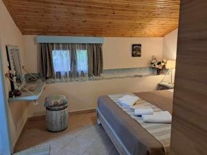A bed or beds in a room at SUNNY STUDIO