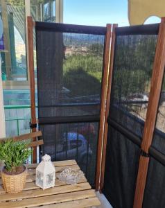 House Pierina في فلورنسا: شاشة في الشرفة مع طاولة ونافذة