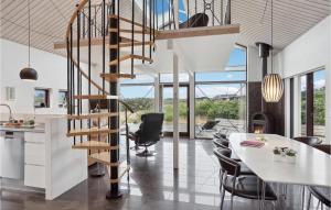 イェリングにあるBeautiful Home In Hjrring With 3 Bedrooms, Sauna And Wifiのダイニングルーム(テーブル、椅子付)の螺旋階段
