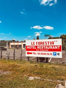 un panneau indiquant un restaurant d'hôtel sur une clôture dans l'établissement Hôtel Le Forestia, à Pannes