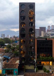 ein Gebäude mit runden Fenstern an der Seite in der Unterkunft Nido Sky in Medellín