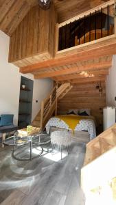 um quarto com um loft com uma cama e uma mesa em CHAMBRES D'HÔTES LES CHAMBRES D'ELSA em Albiez-Montrond