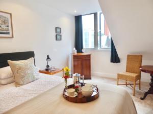 een slaapkamer met een bed met een dienblad met eten erop bij Springfield Court 12 in Harrogate