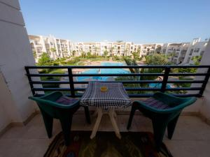 uma mesa e cadeiras numa varanda com vista em Two Bedroom at Sunny Lakes Resort em Sharm el Sheikh