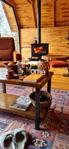een woonkamer met een tafel en een open haard bij bungalov in Rize