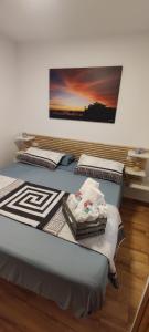 Schlafzimmer mit einem Bett mit Wandgemälde in der Unterkunft Casa Elena in Fuengirola