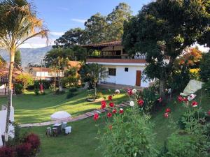 コパカバーナにあるFinca Villa Conie (Los Leones)の花の庭のある家