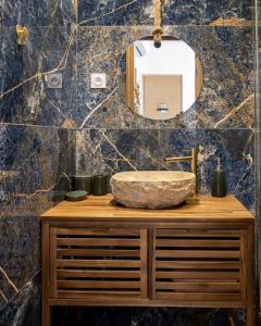 een badkamer met een wastafel en een spiegel bij Appartement le Quai du Port Cassis parking clim in Cassis