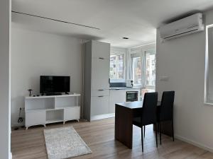 Gjakove的住宿－Studio Y，厨房以及带桌椅的用餐室。