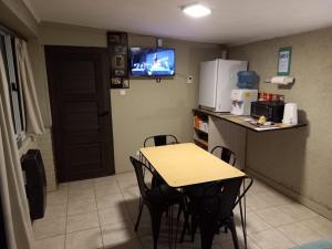 una pequeña cocina con mesa y TV en la pared en Apartamento Alvear en San Rafael