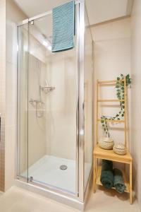 y baño con ducha y puerta de cristal. en El rincón de Julia, en Salamanca