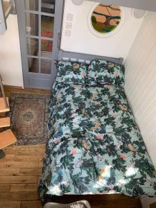 a bed with a green comforter in a room at One bedroom apartment in heart of brighton in Brighton & Hove