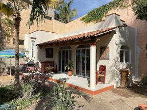 Casa pequeña con porche y patio en Casita del Artista en San Patricio Melaque