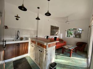 kuchnia z blatem i salon w obiekcie Casita del Artista w mieście San Patricio Melaque