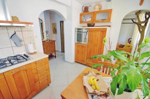 - une cuisine avec une table et des bananes dans l'établissement Apartment OAZA, à Kotor