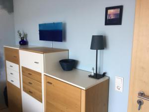 um quarto com uma cómoda e uma televisão em CASA QUARTO - Vacation Home - 4 Appartements em Omiš