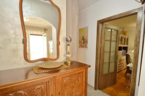 een spiegel op een houten dressoir in een kamer bij Apartment OAZA in Kotor
