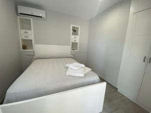 A bed or beds in a room at Apartamentos Naciones Playa, Santa Ana Beach Még 19 kép