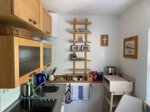 uma cozinha com um lavatório e um balcão em CASA QUARTO - Vacation Home - 4 Appartements em Omiš