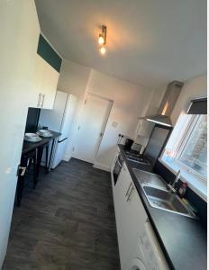 uma cozinha com um lavatório e uma bancada em Spacious 2bedroom property by Star Suites em Elswick