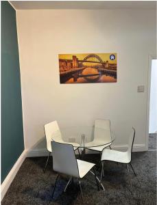 uma mesa e cadeiras num quarto com uma pintura na parede em Spacious 2bedroom property by Star Suites em Elswick