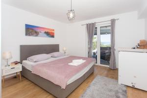 Ένα ή περισσότερα κρεβάτια σε δωμάτιο στο Luxury apartment with heated pool&sea and mountain view +33 φωτογραφίες