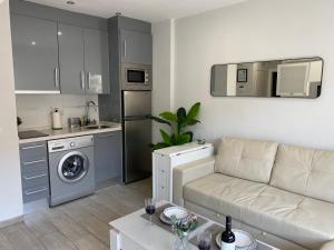 A kitchen or kitchenette at Apartamentos Naciones Playa, Santa Ana Beach