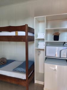 a bunk bed in a room with some towels at Maga hospedagem in Penha