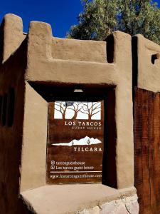ティルカラにあるLos tarcos Guest House TILCARA LOFTの老人避難所の看板