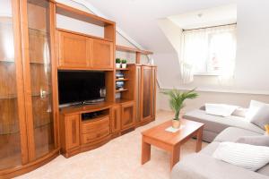 un soggiorno con divano e TV di VelayLi - Apartamento en el centro de Finisterre a Finisterre