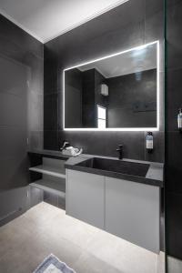 un baño con lavabo y espejo en The view2-‘FREE PARKING’, en Sarandë 17 fotos más