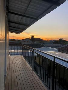 - un balcon avec vue sur un court de tennis dans l'établissement Maga hospedagem, à Penha