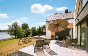 un patio con mesa, sillas y sombrilla en Lovely Home In Olsztyn With Wifi, en Olsztyn