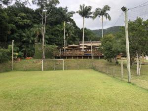 ein Fußballfeld vor einem Haus in der Unterkunft RECANTO VERDES VALES in Palhoça