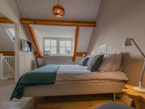 een slaapkamer met een groot bed op zolder bij Hemels Helleke in Oosterhout
