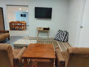 sala de estar con sofá y mesa en Cozy Bedroom with Ensuite - Amazing City Location en Townsville