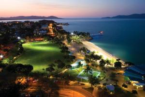 una vista aérea de un campo de golf con el océano en Cozy Bedroom with Ensuite - Amazing City Location en Townsville