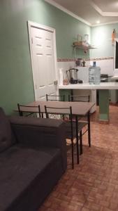 salon ze stołem i krzesłami oraz kuchnię w obiekcie Casa hotel Aguas Termales w mieście Gracias